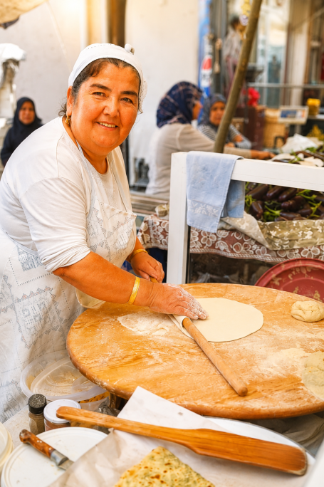 Traditionelles Gözleme in der Türkei Türkische Frau bereitet traditionelles Gözleme zu