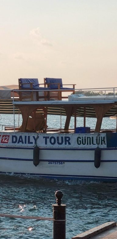 Boot vertäut am See in Köycegiz Boot am Köycegiz See